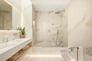 Shower, hair dryer, towels - Casa Mariliza, a quiet place for 4 people, Lagos (Lagos)