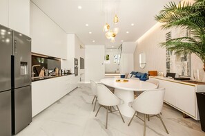 Kühlschrank, Mikrowelle, Ofen, Geschirrspüler