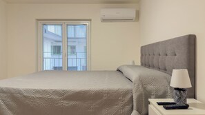 1 bedroom, iron/ironing board, WiFi, bed sheets - Enea's Home - Apartment with Terrace in the Center - Near Subway (Catania)