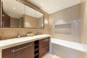 Superior Apartment, 2 Bedrooms, Non Smoking, City View | Bathroom - PVH - Boulevard Point 2BR - Dubai Mall (Dubai)