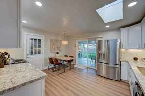 Fridge, microwave, oven, stovetop - Scottsdale Oasis | Pool, Firepit, Putting Green (Scottsdale)