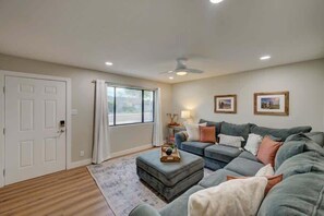 TV, offices - Scottsdale Oasis | Pool, Firepit, Putting Green (Scottsdale)