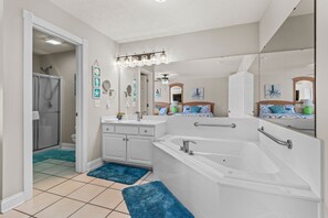 Hair dryer, towels, soap, shampoo - Calabash Golf Condo | 15 Min to Beach (Calabash)