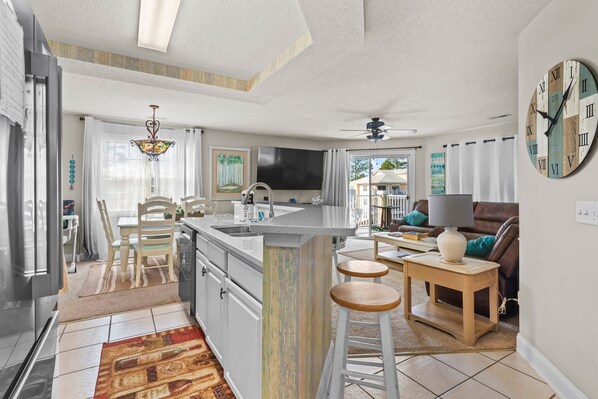 TV, fireplace, books, stereo - Calabash Golf Condo | 15 Min to Beach (Calabash)