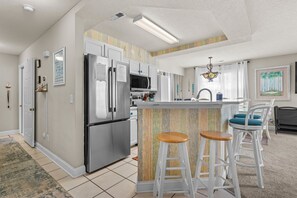Fridge, microwave, oven, stovetop - Calabash Golf Condo | 15 Min to Beach (Calabash)