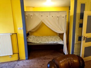 Unclassified image, 4 of 9, button