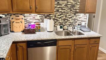 Mikroaaltouuni, uuni, liesi, astianpesukone