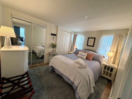 3 bedrooms, iron/ironing board, WiFi, bed sheets. Cozy Cabin in the City
All the comforts of home, parking, pets allowed. Sleeps 8