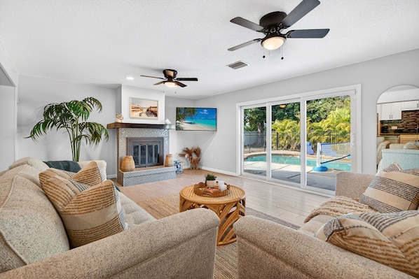 Living area - Heated Pool Retreat Near IMG & Anna Maria Island (Bradenton)