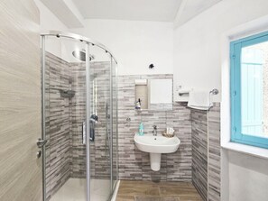 Doccia, asciugacapelli, bidet, asciugamani