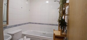 Shower, shampoo - Modern 3BDR Home Heart of The Liberties (Dublin)