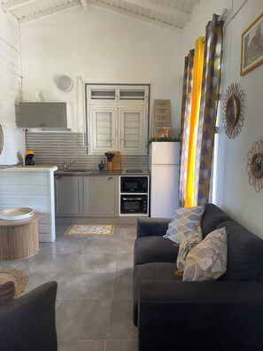 Interior - Only 3 minutes walk from the beach! Cosy accommodation (anse bertrand)