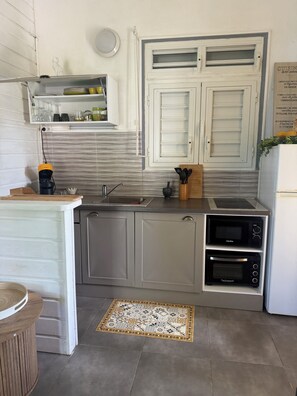 Microwave, oven, stovetop - Only 3 minutes walk from the beach! Cosy accommodation (anse bertrand)