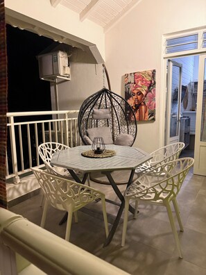 Outdoor dining - Only 3 minutes walk from the beach! Cosy accommodation (anse bertrand)