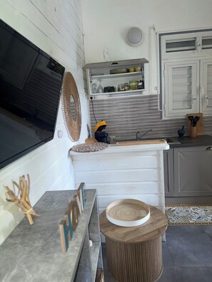 Interior - Only 3 minutes walk from the beach! Cosy accommodation (anse bertrand)