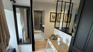 Ein modernes Badezimmer mit Duschkabine aus Glas, einem Waschtisch mit Spiegel und einem Handtuchwärmer.