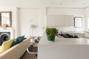House - Modern Stylish 2bed 2bath Close to Kings Road (London)