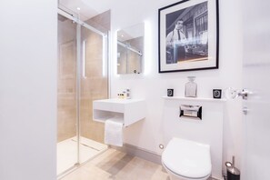 House - Modern Stylish 2bed 2bath Close to Kings Road (London)