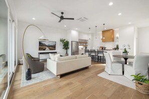 TV, offices - Cadence - Garage - 0.5 mi DT (Bentonville)