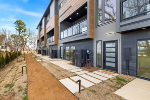 Exterior - Cadence - Garage - 0.5 mi DT (Bentonville)