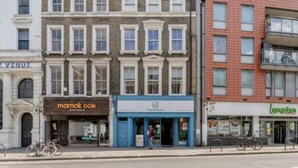 A street view with a row of buildings, including a shop named 'mamak don' and a restaurant called 'Sushi Place'. - Unbeatable Location in Camden-spacious Studio Flat (London)