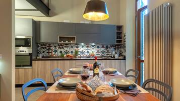 Apartment (2 Bedrooms) | Private kitchen | Microwave, oven, stovetop, dishwasher