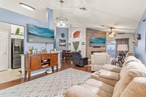 TV, offices - Paradise Near the Parks at Solana (Davenport)