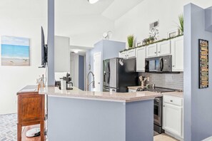 Fridge, microwave, oven, stovetop - Paradise Near the Parks at Solana (Davenport)