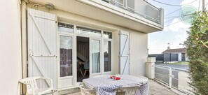 Outdoor dining - La Maison du Soleil Sion sur l'océan (Saint-Hilaire-de-Riez)