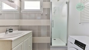 Shower, hair dryer - La Maison du Soleil Sion sur l'océan (Saint-Hilaire-de-Riez)