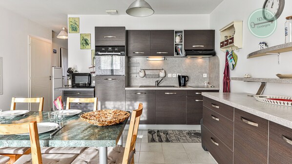 Fridge, microwave, oven, stovetop - La délicieuse de Sion (Saint-Hilaire-de-Riez)