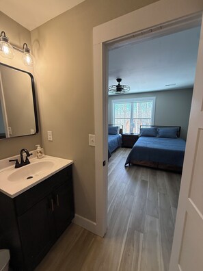 4 bedrooms, iron/ironing board, WiFi, bed sheets - Falcon’s Summit-Farmhouse chic- 4-bedroom Lakeview house at Norris Lake (Andersonville)