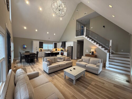 Falcon’s Summit-Farmhouse chic- 4-bedroom Lakeview house at Norris Lake