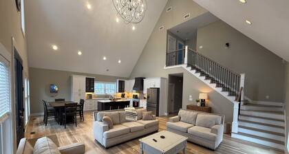 Falcon’s Summit-Farmhouse chic- 4-bedroom Lakeview house at Norris Lake