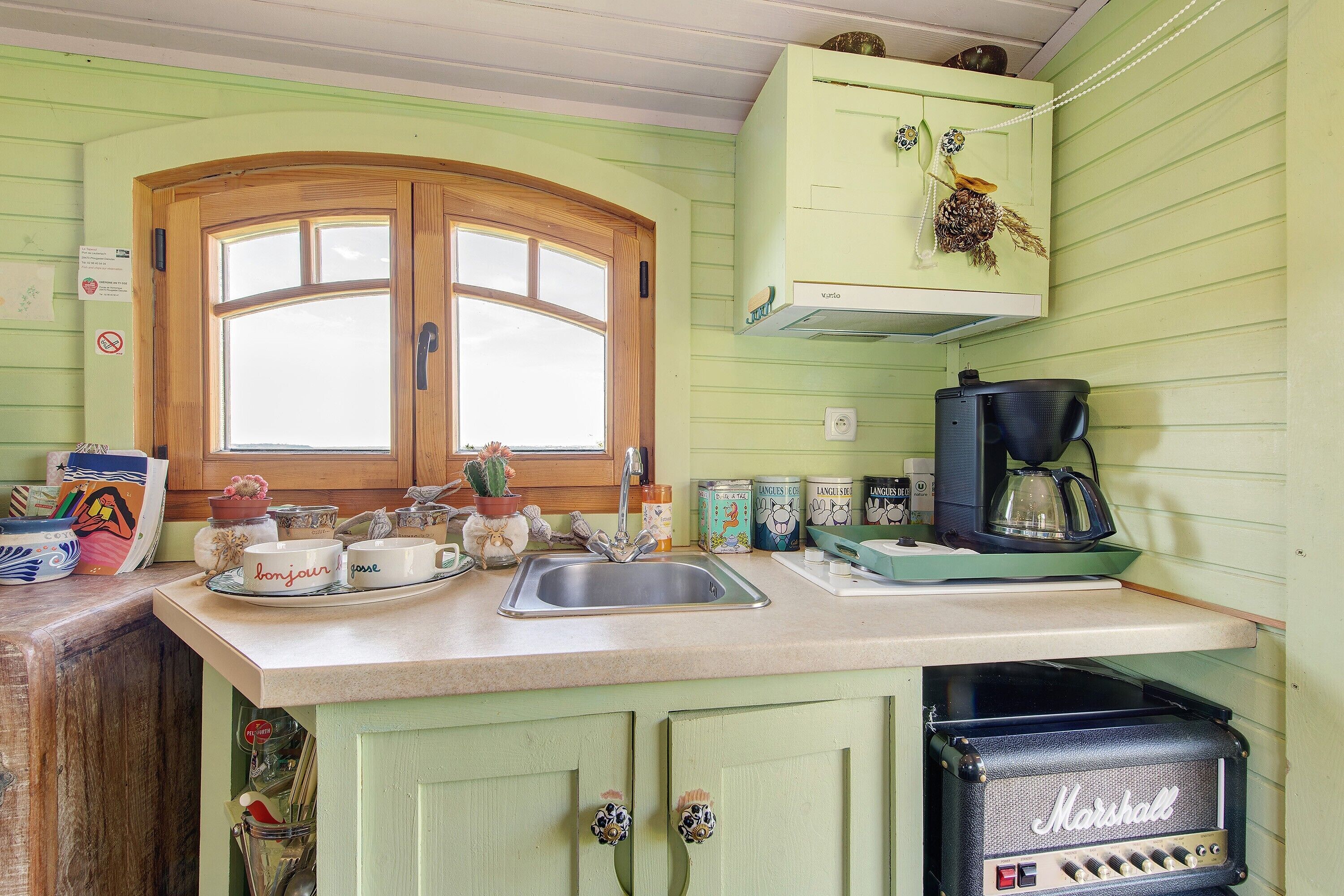 Réfrigérateur, micro-ondes, plaque de cuisson, cafetière/bouilloire