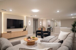 Interior - 7BR Windsor Cay Home for 20 Guests (Clermont)