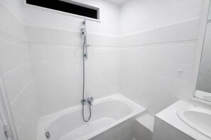 Shower, hair dryer, towels, shampoo - Studio Paris 18eme Montmartre, 2 personnes (Paris)