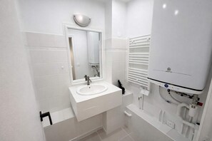 Shower, hair dryer, towels, shampoo - Studio Paris 18eme Montmartre, 2 personnes (Paris)