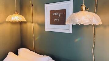 Desk, iron/ironing board, WiFi, bed sheets