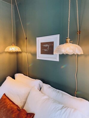 Escritorio, tabla de planchar con plancha, wifi y ropa de cama