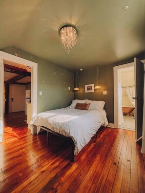 Desk, iron/ironing board, WiFi, bed sheets - Ride or Die Haunt @ Renegade Hideaways (Niles)