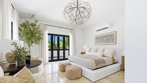 5 habitaciones, tabla de planchar con plancha, wifi y ropa de cama 