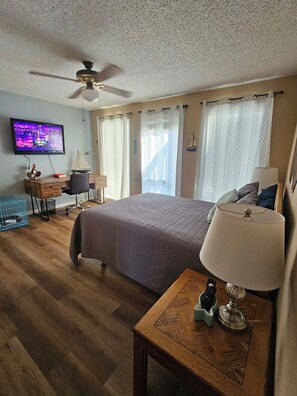 2 bedrooms, iron/ironing board, WiFi, bed sheets - LakeSide Condo w/2 Pools/Hot Tub/Sleeps 6/Pet Friendly (Village of Four Seasons)