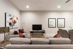 Living area - 4BR Townhome 15min to Disney (Kissimmee)