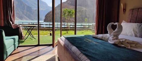 Chambre Deluxe double, vue sur la montagne | SystĂšme dâinsonorisation, fer et planche Ă repasser