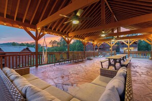 Outdoor dining - Private Indoor Heated Pool, Arcade, HotTub Sleeps24 (Sevierville)