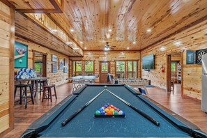 Games room - Private Indoor Heated Pool, Arcade, HotTub Sleeps24 (Sevierville)