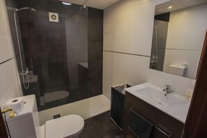 Een douche, een haardroger, handdoeken