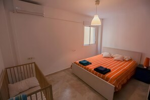 2 bedrooms, iron/ironing board, WiFi, bed sheets - Apartment 'A 2 Min De La Playa, El Palo' with Wi-Fi and Air Conditioning (Málaga)