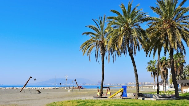 A beach with palm trees, a playground, and a clear sky. - Apartment 'A 2 Min De La Playa, El Palo' with Wi-Fi and Air Conditioning (Málaga)